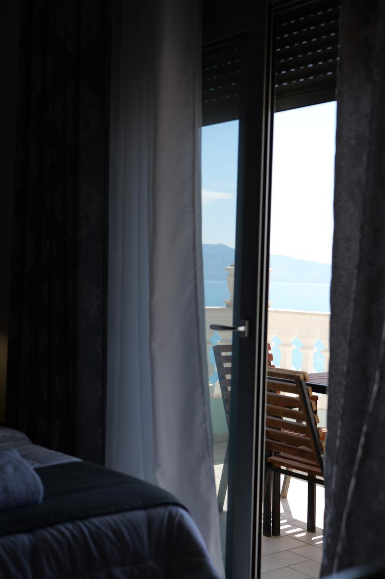 Hotel Abedini Sarandë Exteriör bild